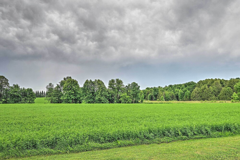 Remodeled Cecil Farmhouse, Near Shawano Lake! view 2