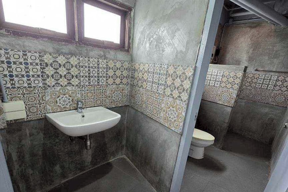 Sukhum Huai Khwang Guest House