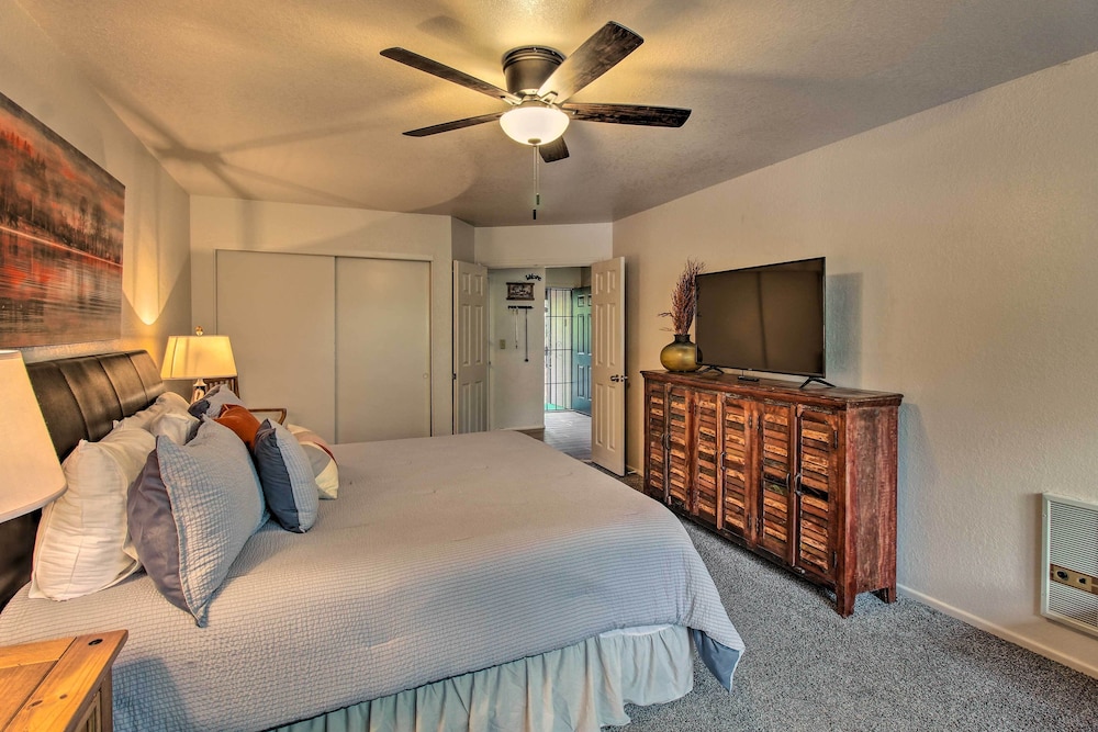 Quaint Pinetop Retreat w/ Balcony & Grill! view 2