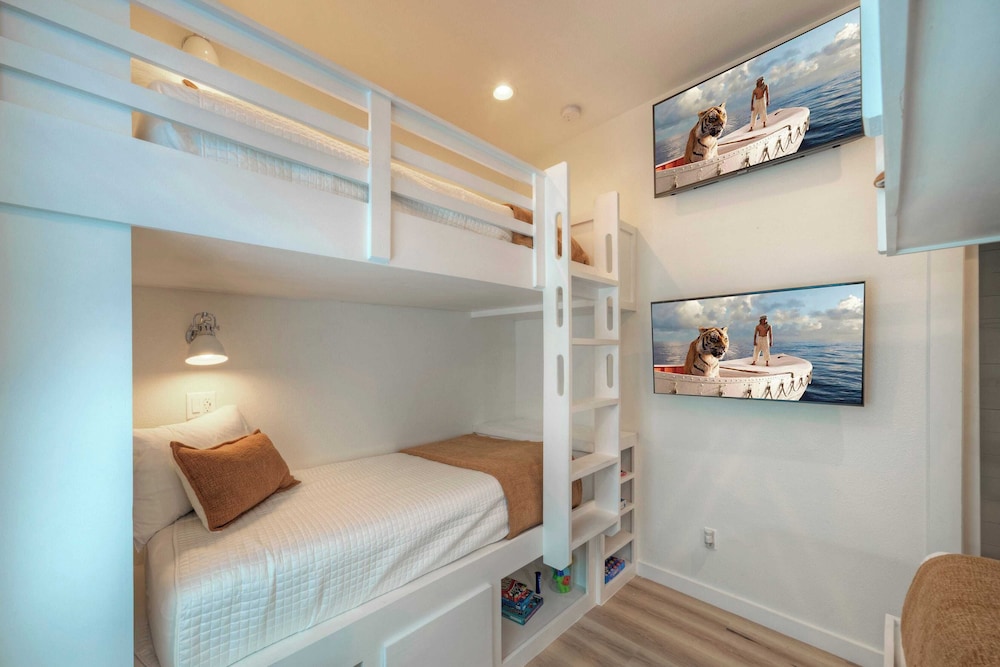 2 Homes, Sleeps 22 2 Private Pools, Firepit, Steps to Beach Boardwalk Access