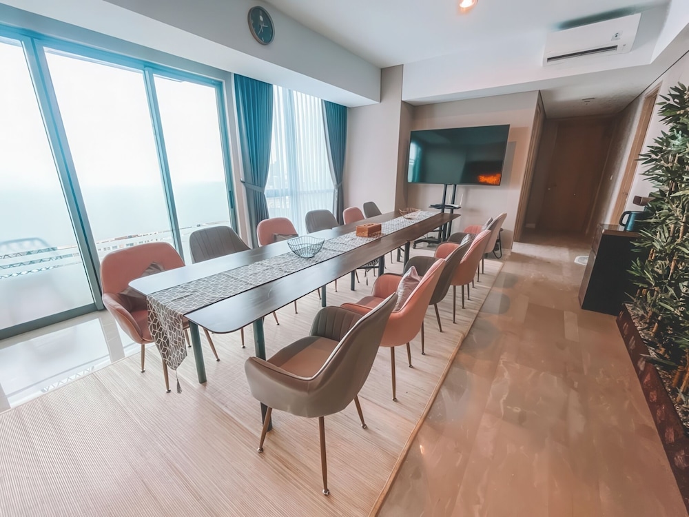 Staycation Jakarta Holland Village