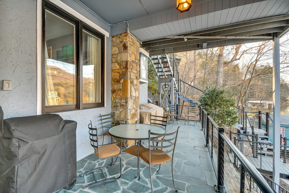 Hot Tub & Lakefront Deck: Cabin in Blue Ridge Mtns