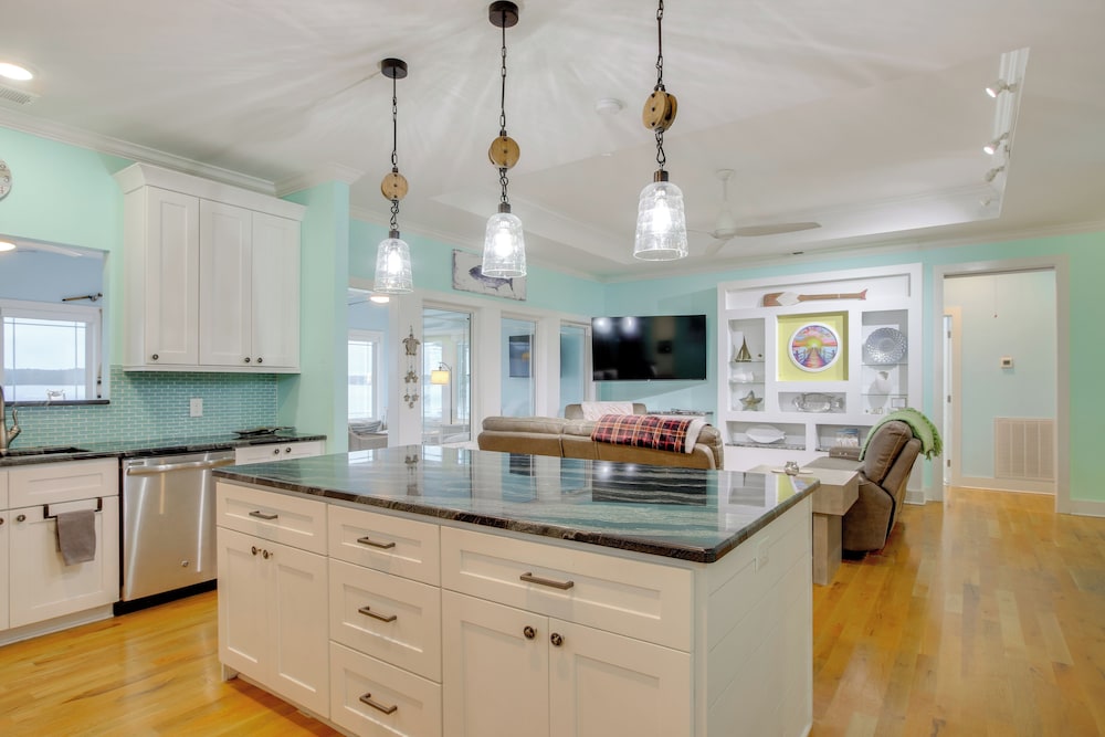 Lakefront Home w/ Hot Tub & Dock in Cross Hill!