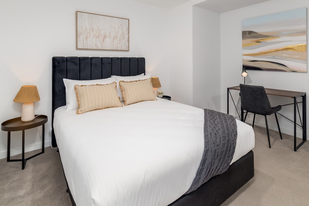 Chic 3-bed in Central With Pool, Sauna and Gym