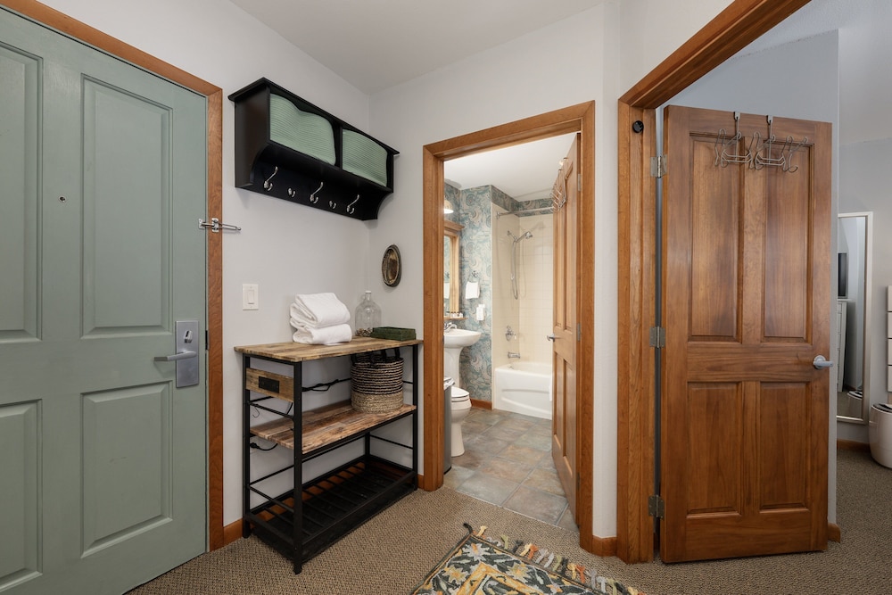 Premium Unit 1305 - Zephyr Mountain Lodge 1 Bedroom Condo