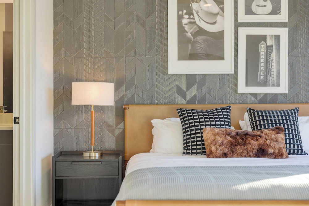 2 Units in Walkable Midtown Location, Gym+pool Honkey-tonk & Muse by Avantstay