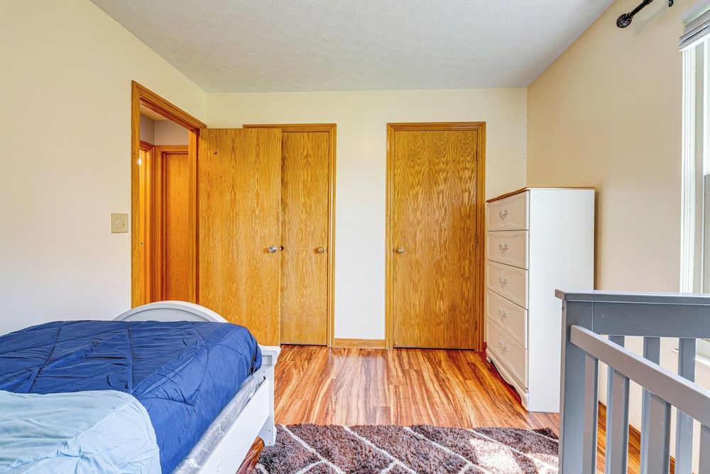 Families Welcome: Lake-view Home, 2 Mi to Gahanna!