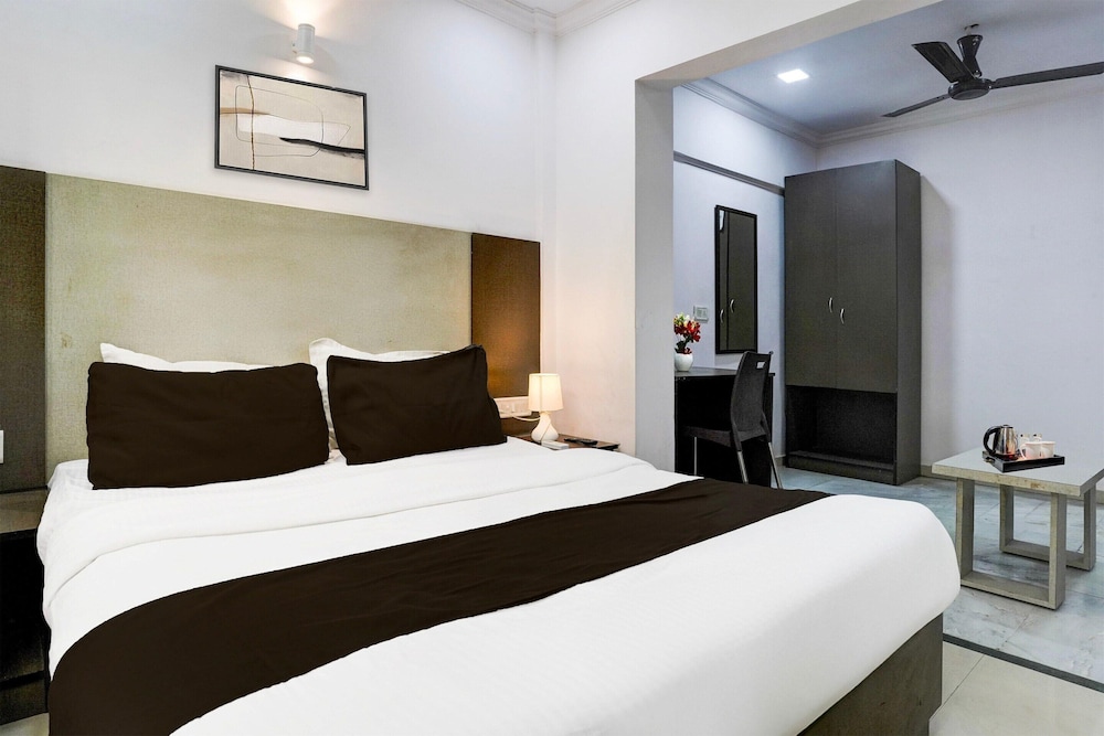 Cozy Deluxe Room Near Juhu Beach Mumbai
