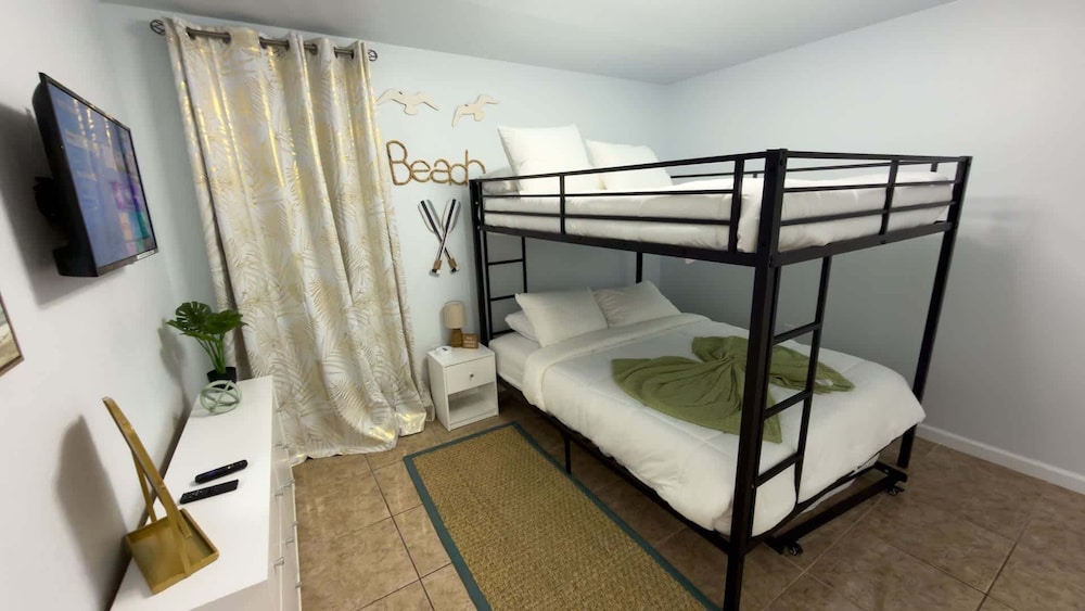 Sleeps 10 Direct Beach Heated Pool 3 Bedroom Apts