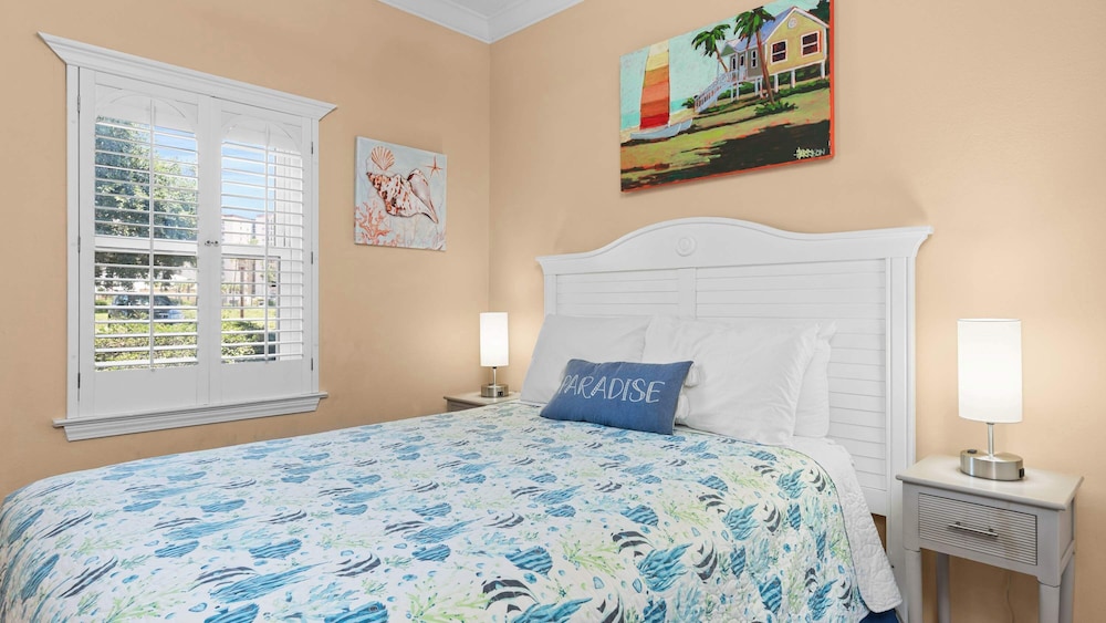 Cozy Family Home - Community Pool, Private Porch, 10-minute Walk to Beach