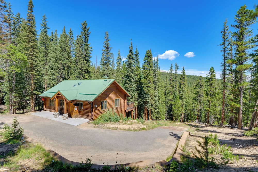 Hot Tub Hideaway w/ Views & Deck in Fairplay!