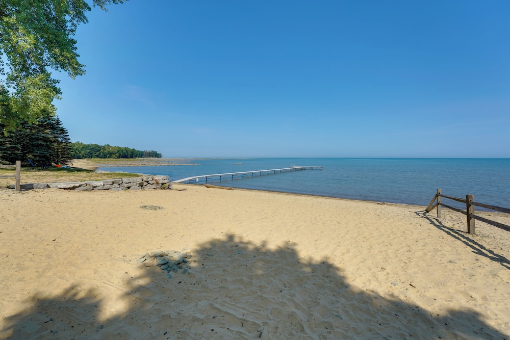 1 Mi to Public Beach: Port Austin Cabin w/ Hot Tub