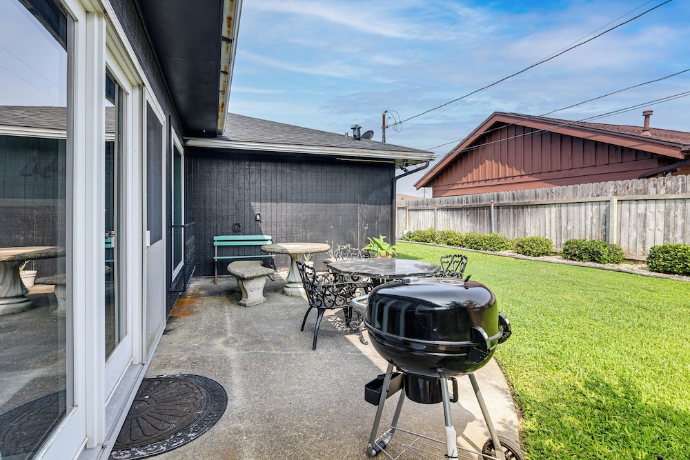 ~ 2 Blocks to Beach: Galveston Group Getaway!