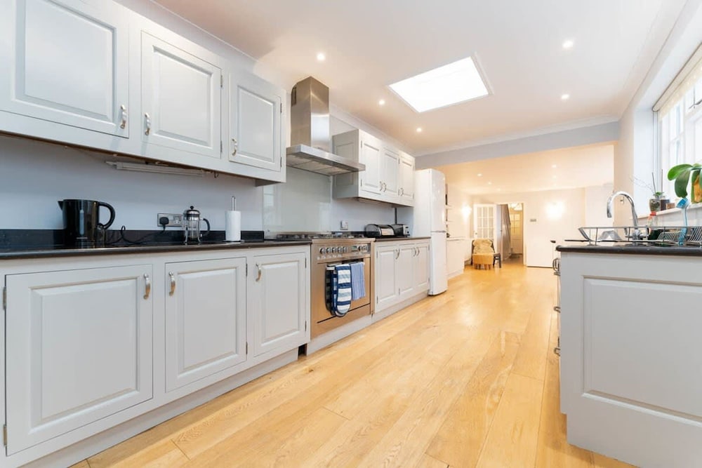 Host Stay Temple Street Townhouse view 4