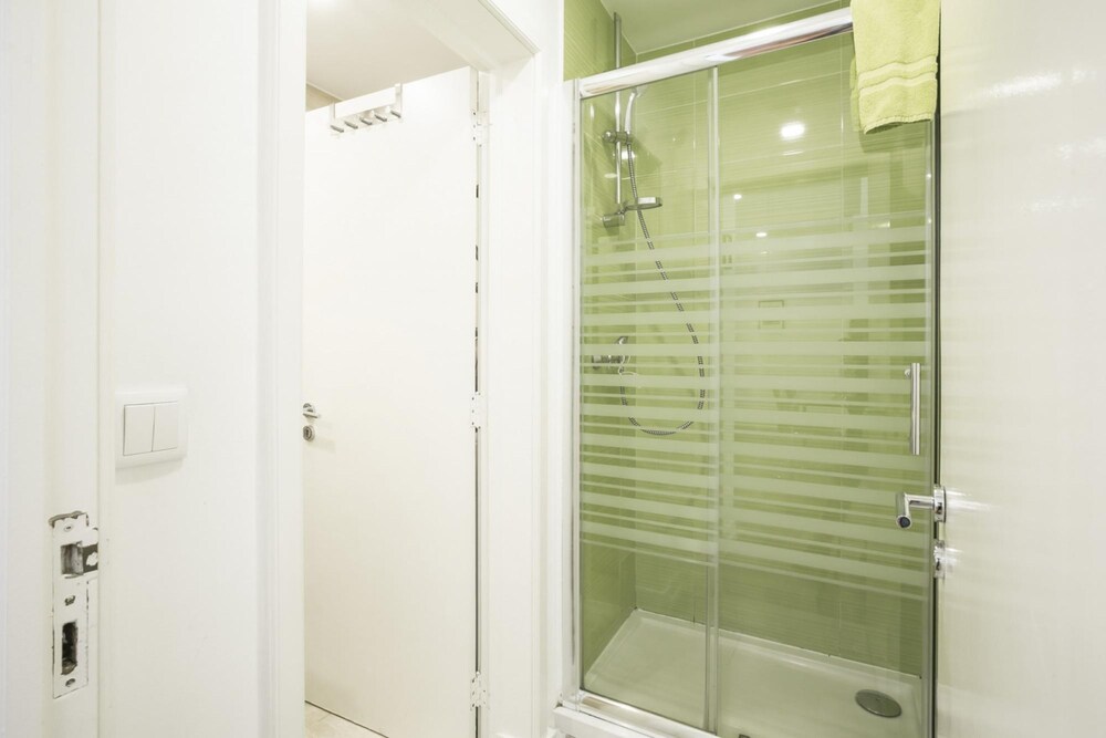 LV Premier Chiado CH8 Comfortable AC Elevator