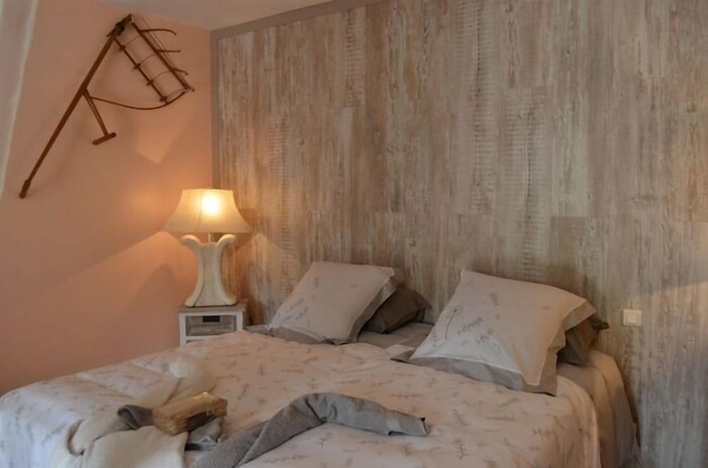 Alaguyauder La Chambre view 2
