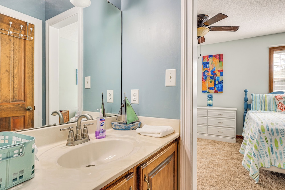 10 Mi to Mobile Bay: Family Apt in Silverhill!