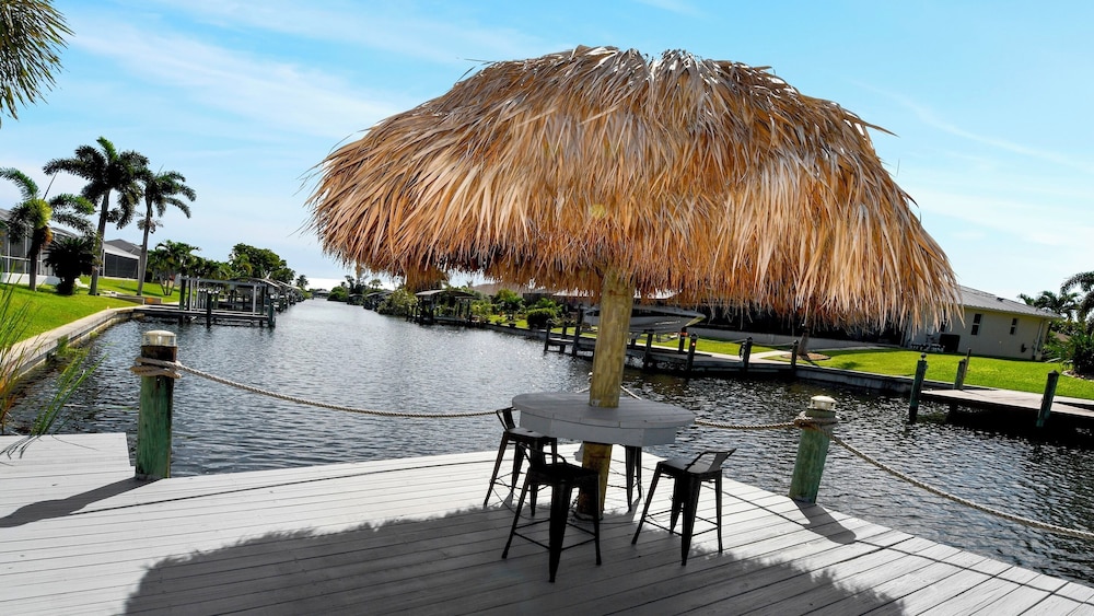 Mei Jing Waterfront Pool and Tiki Hut-must see
