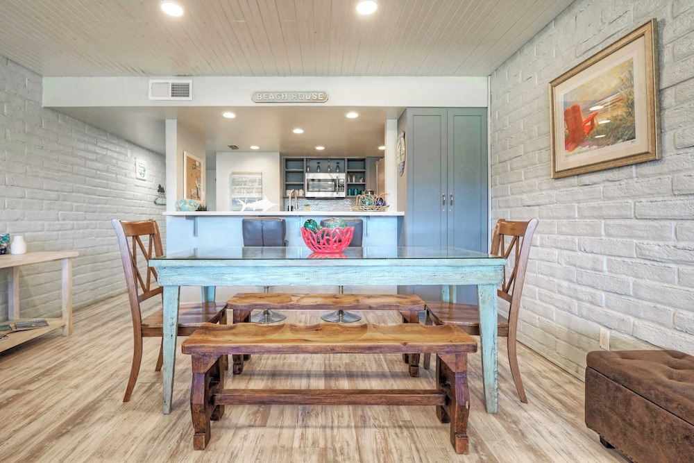 Pour Me a Vacation Mins to Beach, Community Pool+tennis Court, Private Balcony