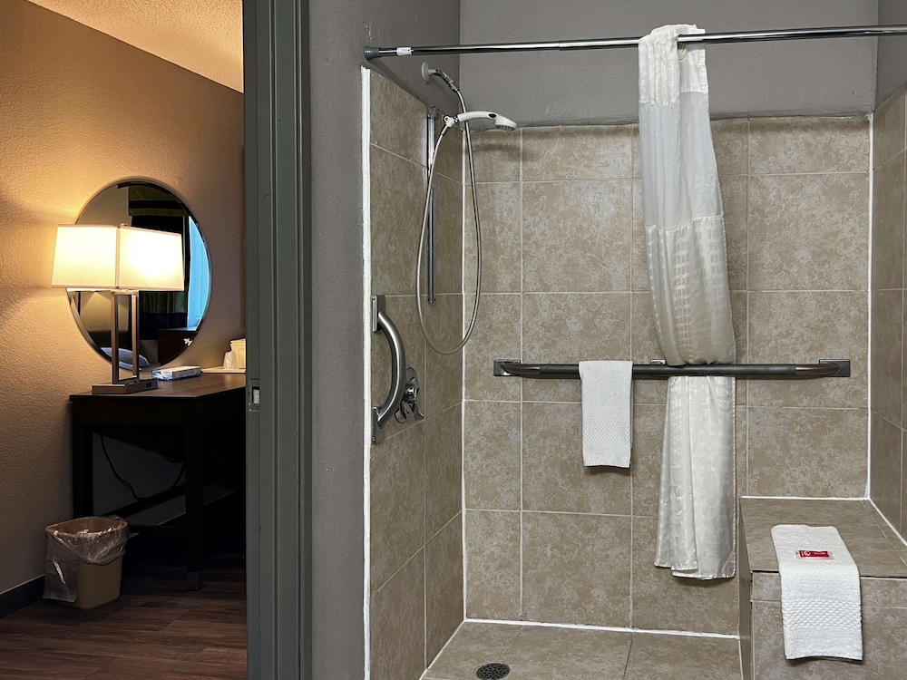 Spring Lake Vacations - Econo Lodge - Property Image 5