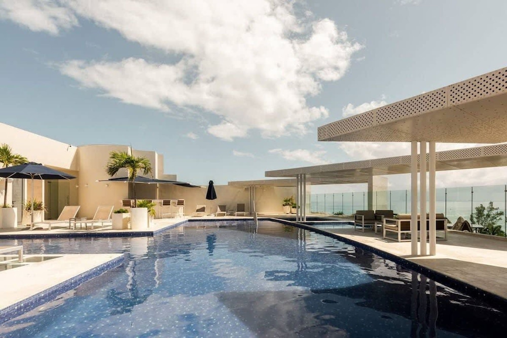 1 Br Steps From the Beach Roof w Ocean View