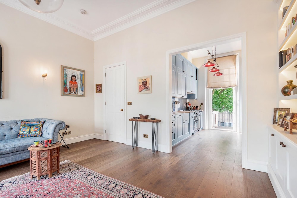 Charming Pimlico Home Close to the River Thames by Underthedoormat