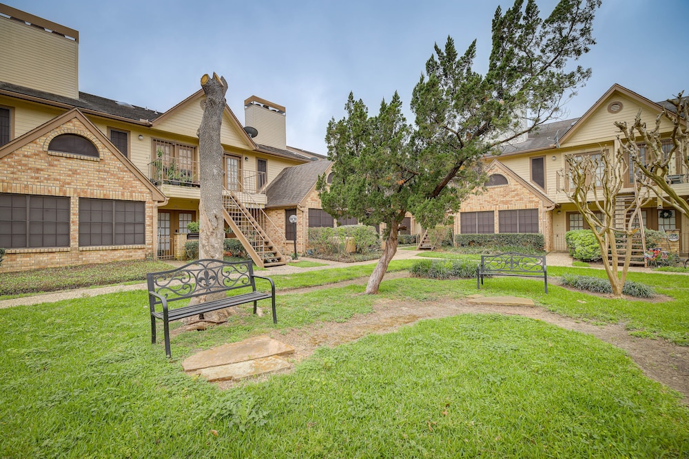 Houston Condo w/ Pool Access ~ 2 Mi NRG Stadium! view 5