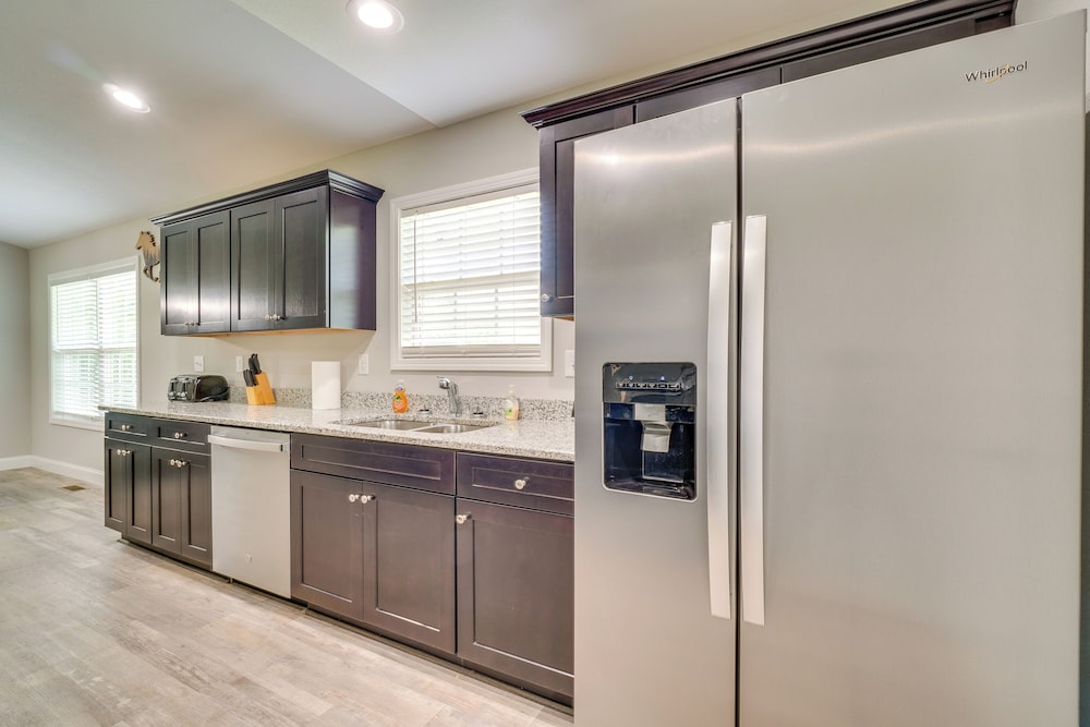 Wraparound Porch: Home Near Dtwn Crossville!