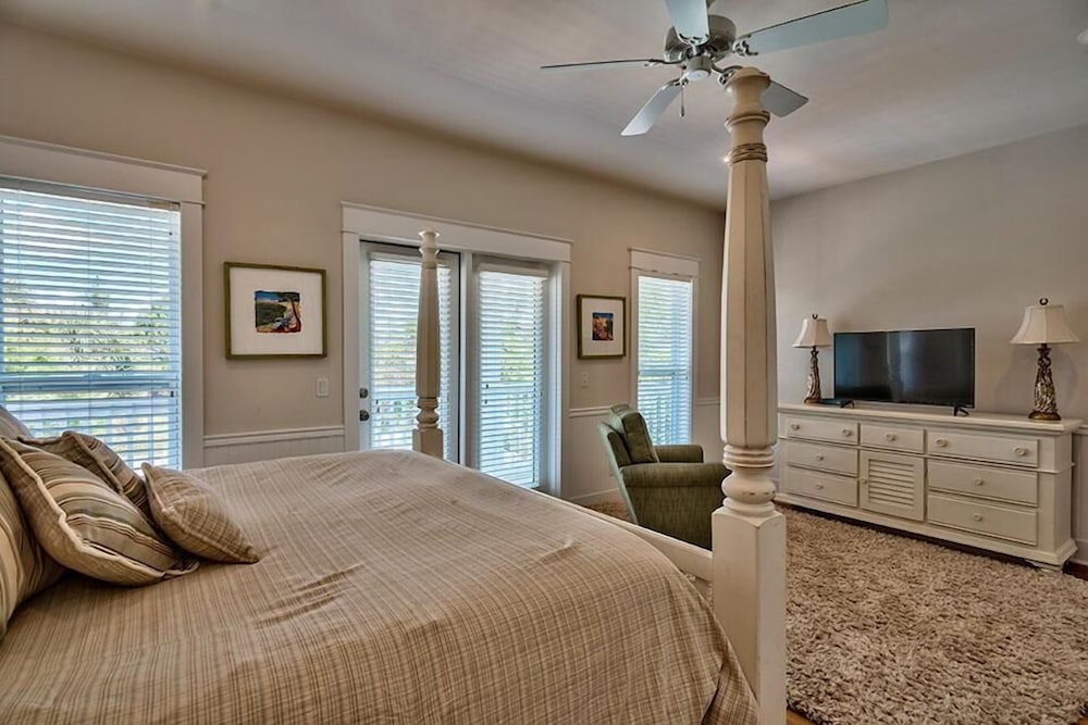 SHELL OF A GOOD TIME 3 Bedroom Holiday Home by Five Star Properties