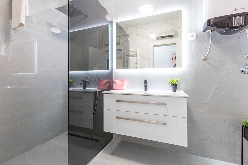 Exquisite Prestige Luxury Apartments With Shared Pool