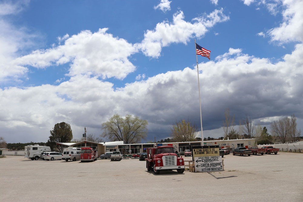 Grand Canyon Caverns Inn