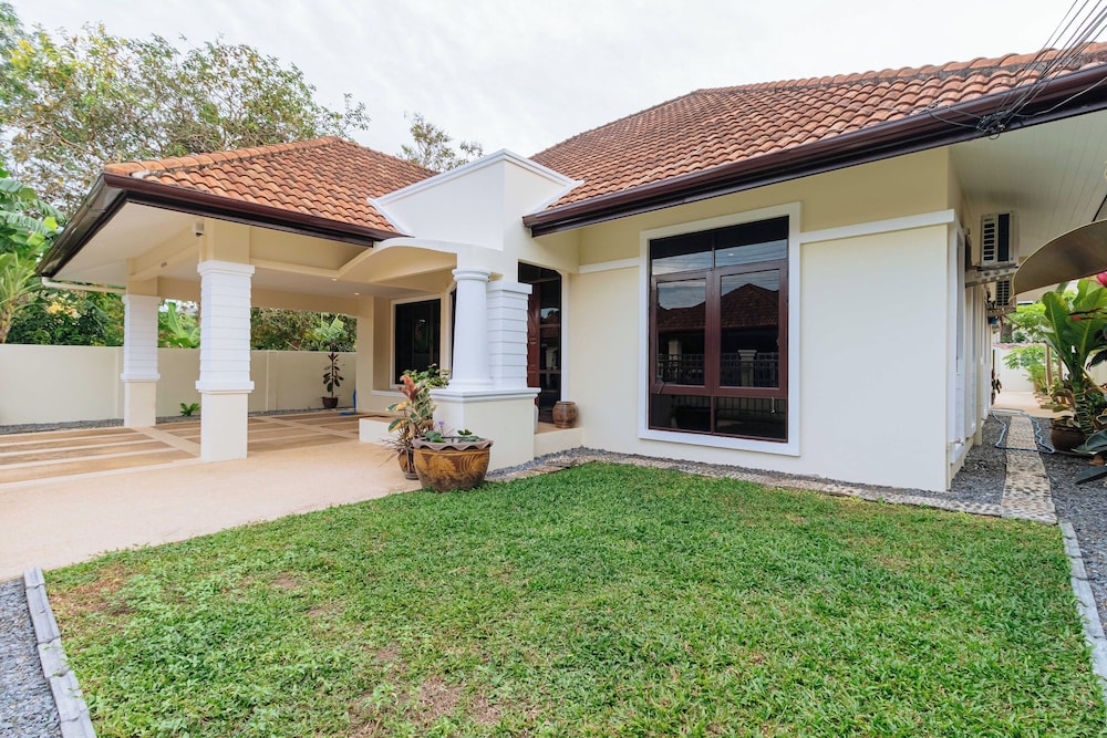 Poolside 3BR for Relaxed Stays V278
