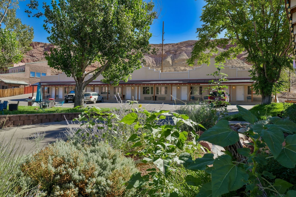 Adventure Inn & Motel