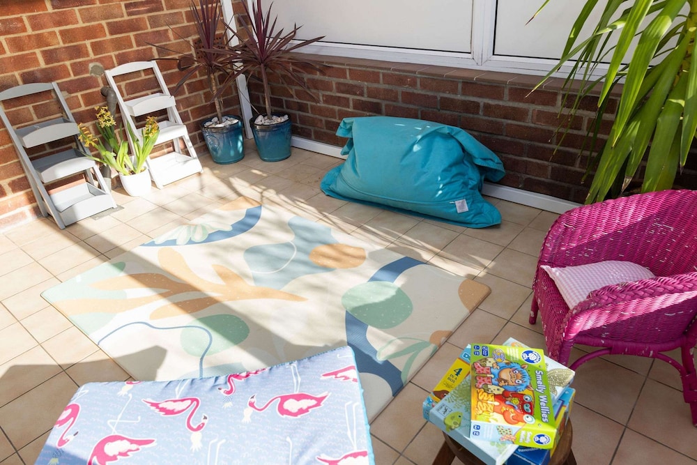 Seaside Retreat - Five Minutes to Beach Village