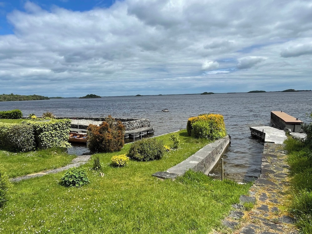 Lakeside Apartment Retreat in Oughterard Connemara