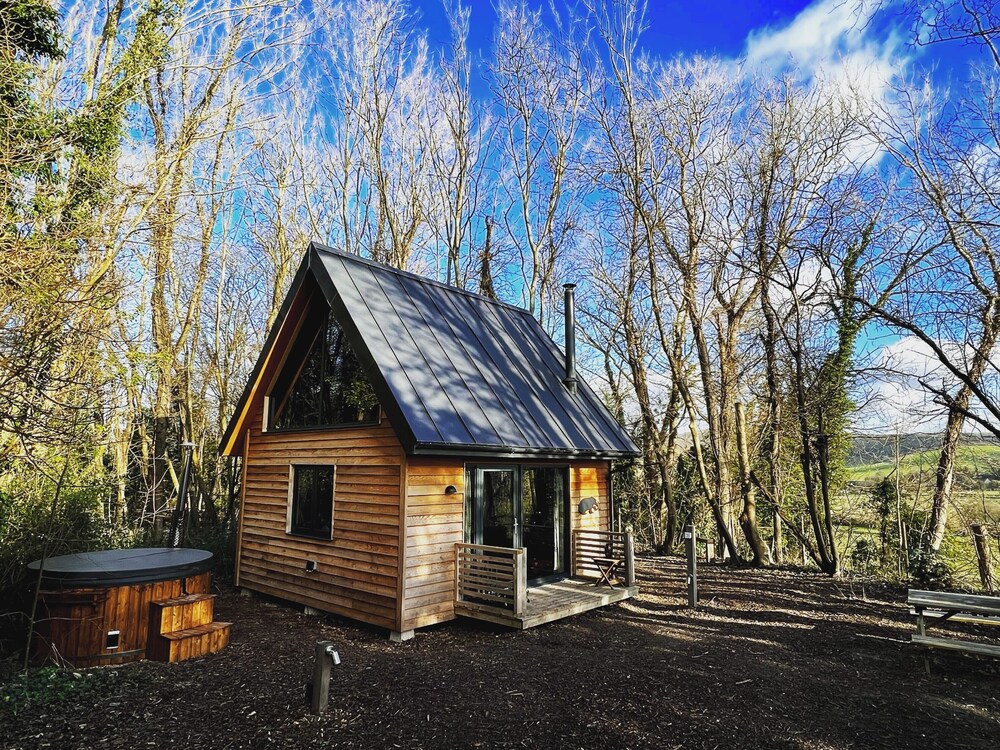 Woodland Cabin Retreat in Alfriston - hot tub