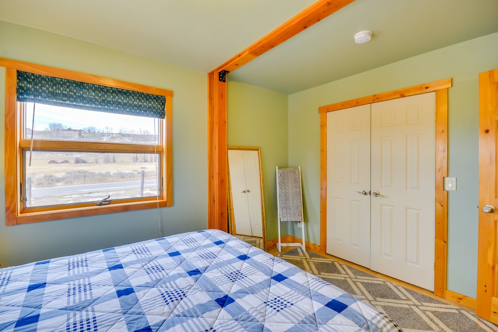 'off The Beaten Path' Cabin w/ Mtn Views & Hot Tub view 3