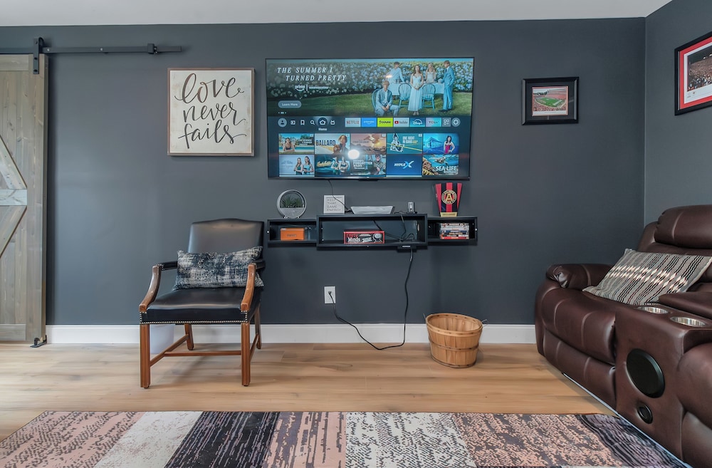 Lux 2BR Condo w/ King Beds DTWN