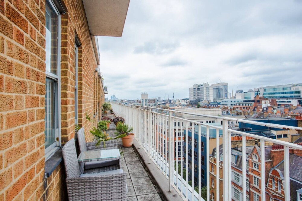 Fantastic Central Apartment With Balcony in Fitzrovia