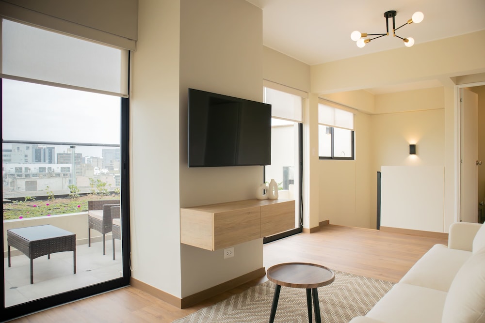 w Modern 3BR w Balcony Near Kennedy Park