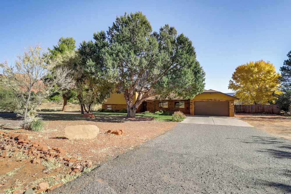 Castle Rock Views: Sedona Retreat w/ Hot Tub!