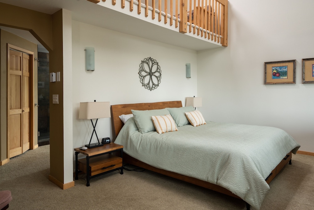 Lookout Lodge In Wondervu 4 Bedroom Home by RedAwning view 2