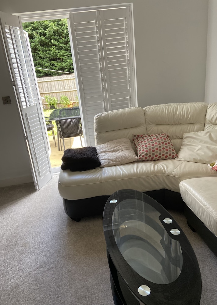 Captivating 2-bed House in Wolverhampton view 5