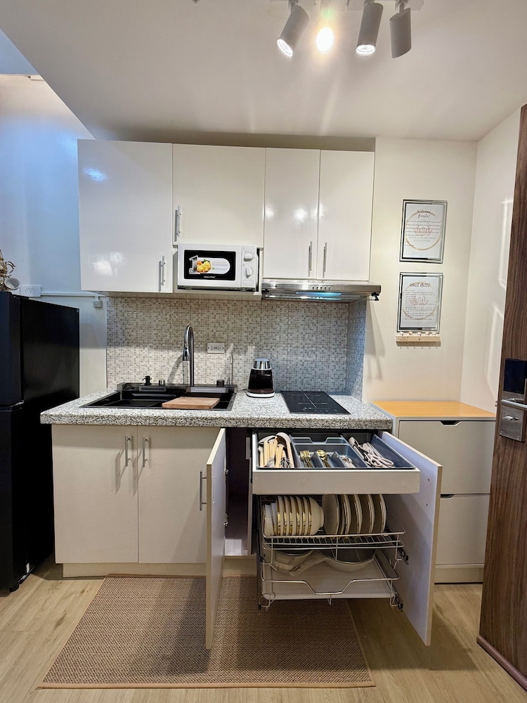 Cozy Retreat w/Balcony Near SM Mall/NAIA Airport