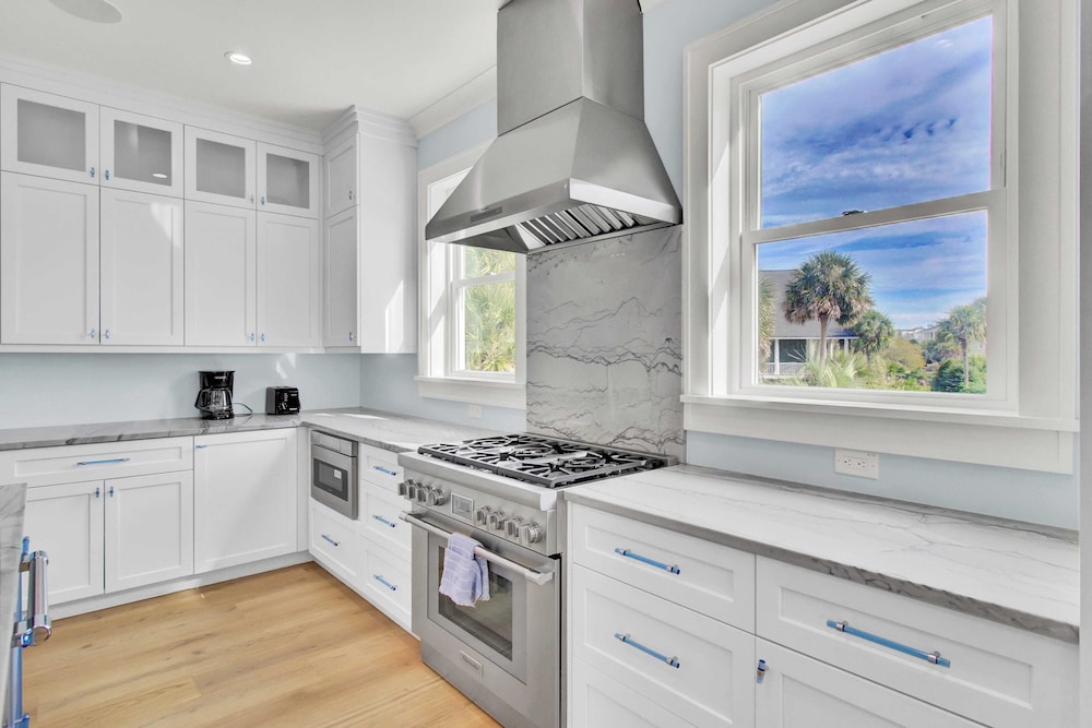 7 Beachwood East by Avantstay Steps to the Beach Ocean Views, Hot Tub, 7bdr