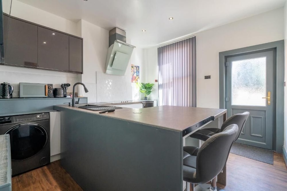 Sheffield 4 Bed Home by Broomhill Village