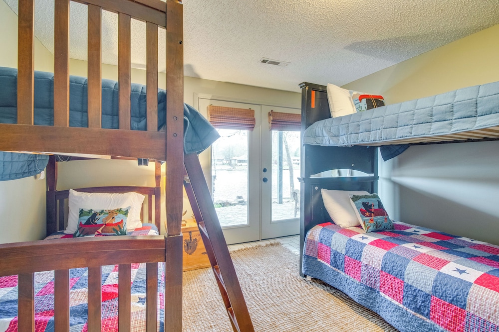 Lakefront Arkansas Abode - Deck, Grill & Fire Pit! view 5