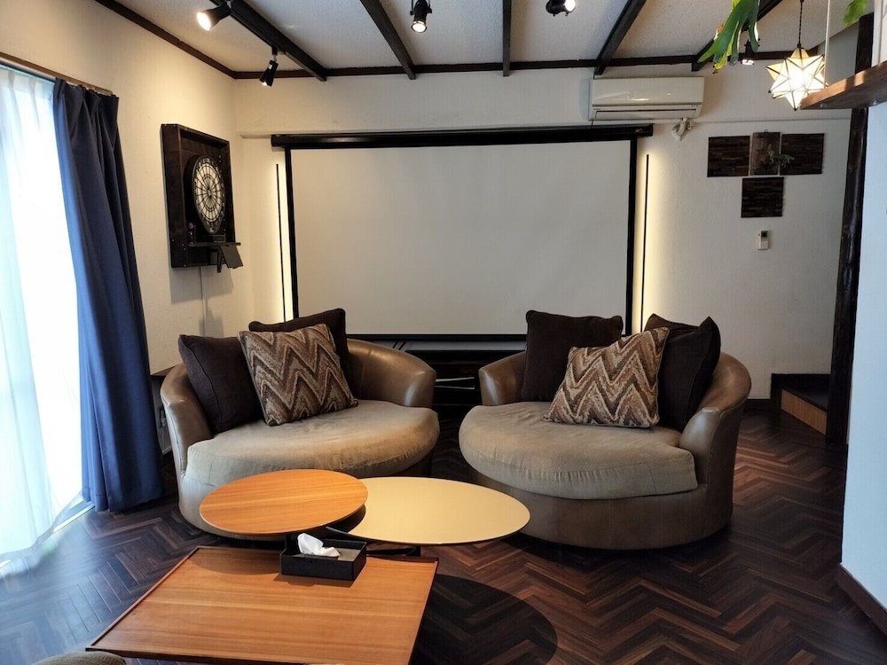 CINEMA RESORTS 1