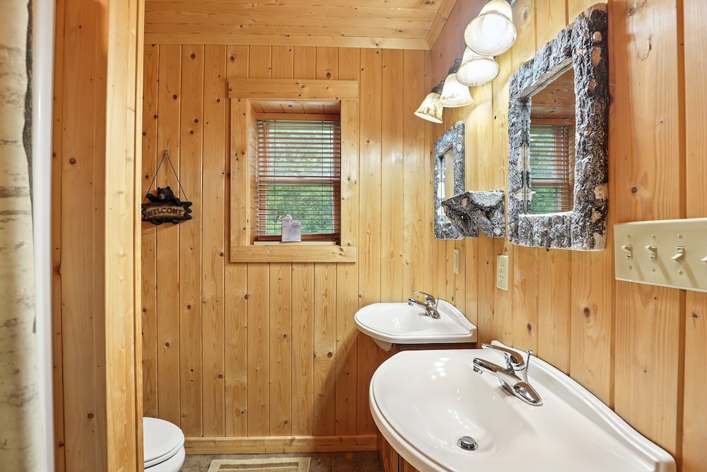 Secluded Mountain Retreat With Stunning Views 4 Bedroom Home