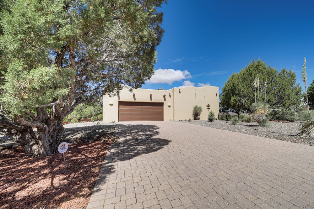 Hot Tub & Red Rock Views: Secluded Sedona Escape!